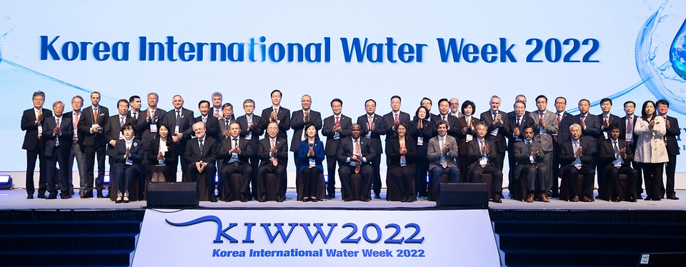 한화진 환경부장관이 23일 오전 대구 EXCO에서 열린 ‘대한민국 국제물주간 2022(KIWW 2022)’ 개회식을 마치고 반기문 전UN사무총장을 비롯한 국내외 참석자들과 함께 기념 촬영을 하고 있다.
