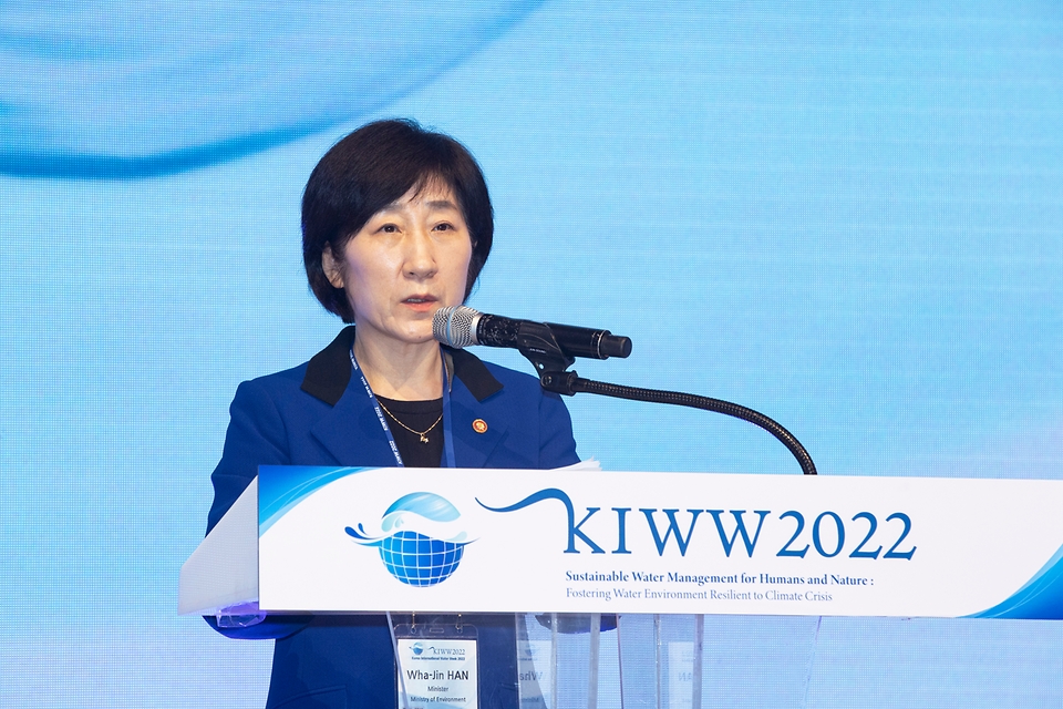 한화진 환경부장관이 23일 오전 대구 EXCO에서 열린 ‘대한민국 국제물주간 2022(KIWW 2022)’ 개회식에 참석하여 “세계 각국의 물관리 정책과 기술을 공유하고 기후위기에 강한 물환경 조성을 위한 실질적 해결책을 찾아가는 세계적인 물 행사가 되기를 기대한다”고 개회사를 하고 있다.
