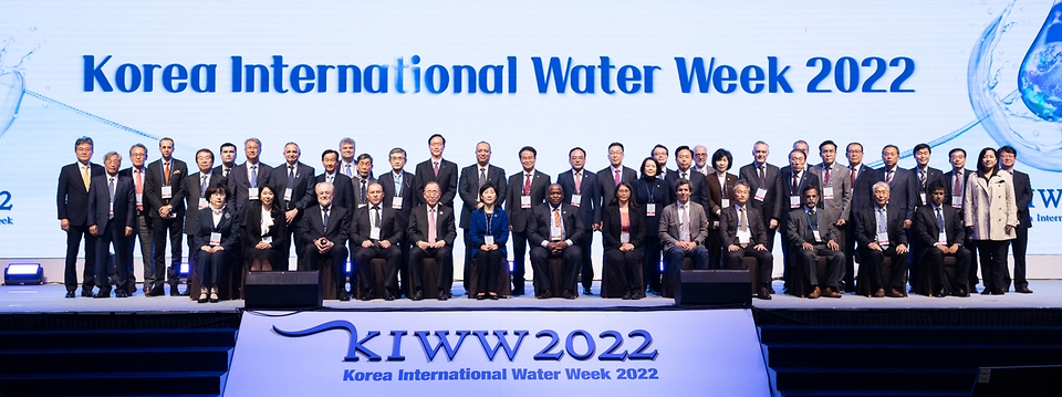 한화진 환경부장관이 23일 오전 대구 EXCO에서 열린 ‘대한민국 국제물주간 2022(KIWW 2022)’ 개회식을 마치고 반기문 전UN사무총장을 비롯한 국내외 참석자들과 함께 기념 촬영을 하고 있다.
