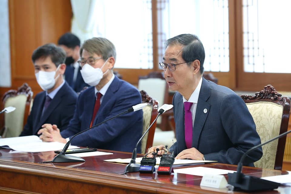 한덕수 국무총리가 25일 서울 종로구 정부서울청사에서 열린 ‘제524회 규제개혁위원회’를 주재하고 있다.