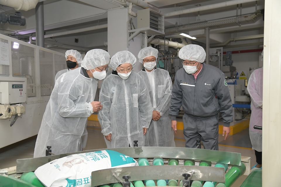 오유경 식품의약품안전처 처장이 24일 인천 중구 대한제분을 방문해 밀가루 제조 현장을 점검하고 있다.
