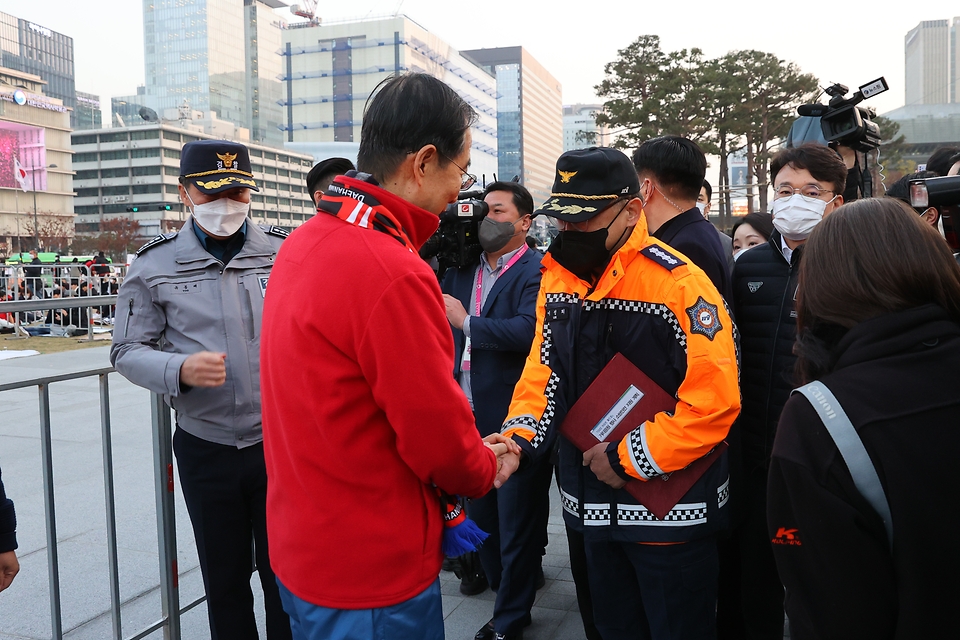 한덕수 국무총리가 24일 서울 종로구 광화문 광장에서 열린 카타르 월드컵 거리응원에 앞서 현장점검을 하며 소방관계자를 격려하고 있다.