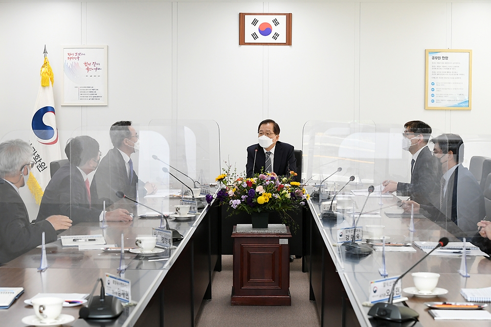 조승환 해양수산부 장관이 23일 충남 금산 국립수산과학원 중앙내수면연구소를 방문해 업무 추진현황을 보고 받고 있다. 