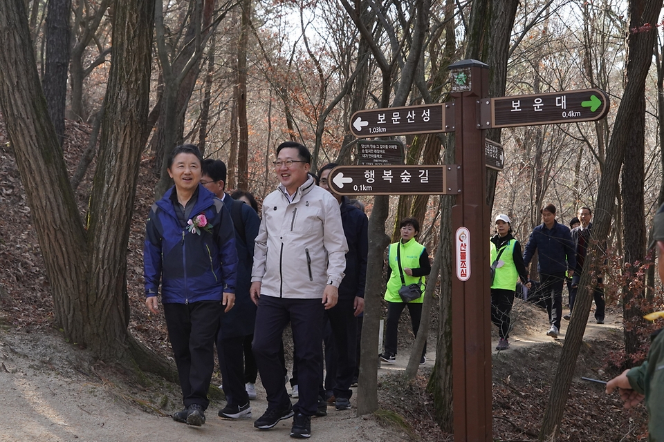 남성현 산림청장이 26일 대전 중구 보문산 숲속공연장에서 열린 ‘대전둘레산길 국가숲길 지정 기념’ 행사를 마친 뒤 1구간인 보문산 다람쥐길을 걷고 있다. 