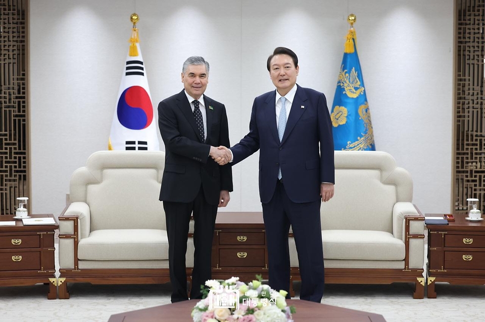 윤석열 대통령이 29일 서울 용산구 대통령실 청사에서 베르디무하메도프 투르크메니스탄 상원의장을 접견하며 기념 촬영을 하고 있다. 