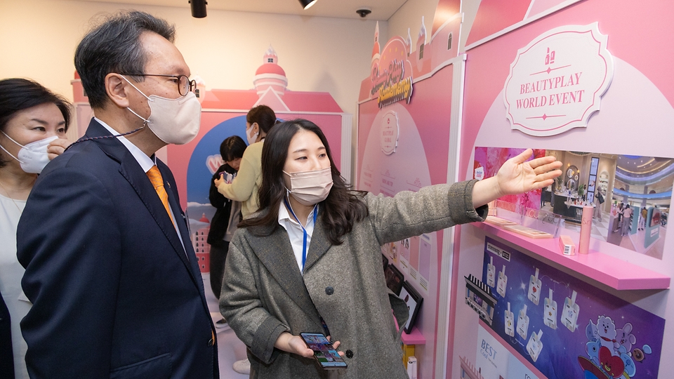 박민수 보건복지부 제2차관이 25일 서울 중구 커뮤니티하우스 마실에서 열린 ‘2022 케이(K)-뷰티 브랜드 쇼(K-Beauty Brands Show)’에 참석해 체험부스를 둘러보고 있다. 