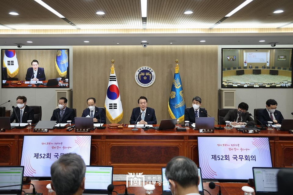 윤석열 대통령이 29일 서울 용산구 대통령실 청사에서 열린 국무회의를 주재하고 있다.