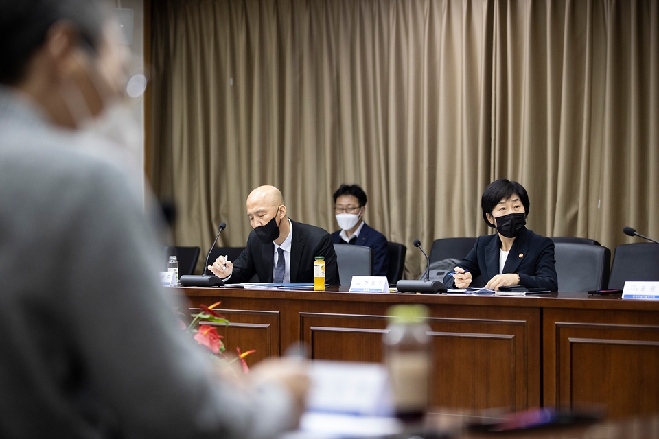 한화진 환경부장관이 29일 오후 서울 한강홍수통제소에서 열린 ‘기후변화 적응을 위한 도시침수 정책간담회’에 참석하여 기후변화 적응과 도시침수 분야 전문가들의 의견을 듣고 홍수 대응 정책 방향에 대해 토의하고 있다.
