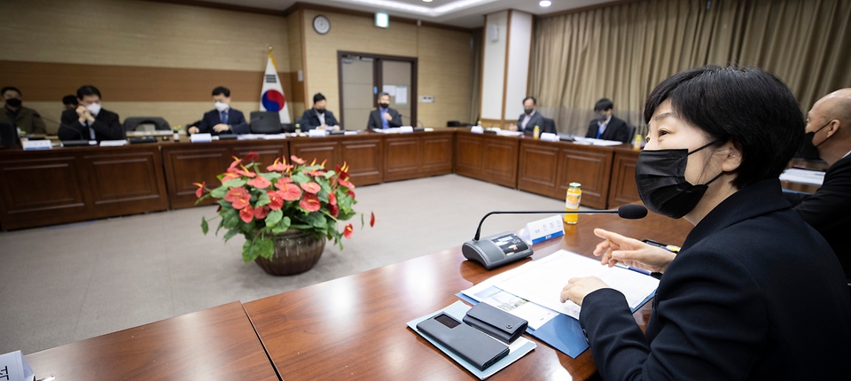 한화진 환경부장관이 29일 오후 서울 한강홍수통제소에서 ‘기후변화 적응을 위한 도시침수 정책간담회’를 주재하면서, “관련 분야 전문가들의 의견을 잘 검토하여 기후 위기 시대에 맞는 도시침수 정책을 마련하겠다”라고 말하고 있다.
