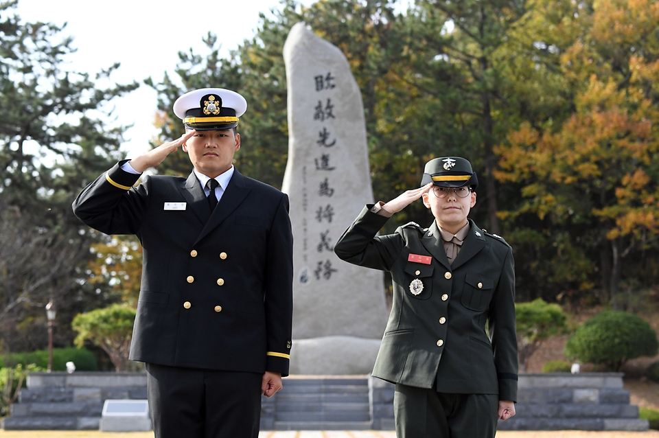 28일 경남 창원시 해군사관학교에서 열린 ‘제133기 해군·해병대 사관후보생(OCS) 임관식’에서 대를 이어 장교가 된 최진영 소위, 임지유 소위가 기념촬영을 하고 있다. 