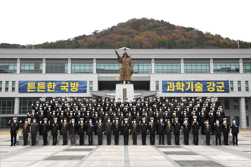 28일 경남 창원시 해군사관학교에서 열린 ‘제133기 해군·해병대 사관후보생(OCS) 임관식’에서 신임장교들이 기념촬영을 하고 있다.