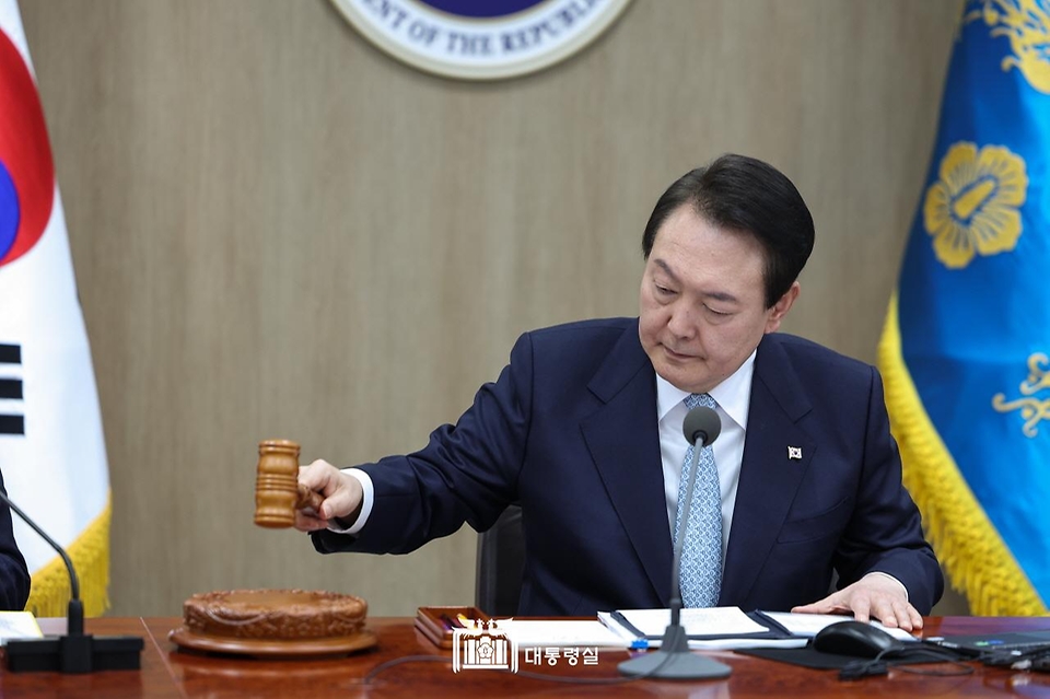 윤석열 대통령이 29일 서울 용산구 대통령실 청사에서 열린 국무회의를 주재하며 의사봉을 두드리고 있다.