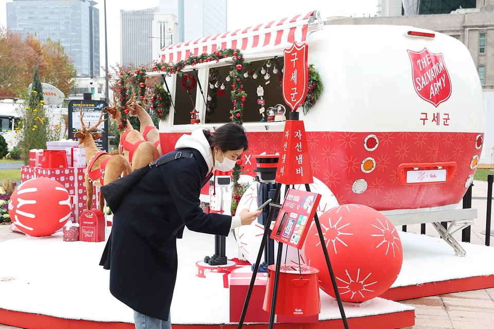 <p>29일 오후 서울광장에서 한 시민이 구세군 나눔카페 자선냄비에 어려운 이웃을 위한 모금에 동참하고 있다.</p>