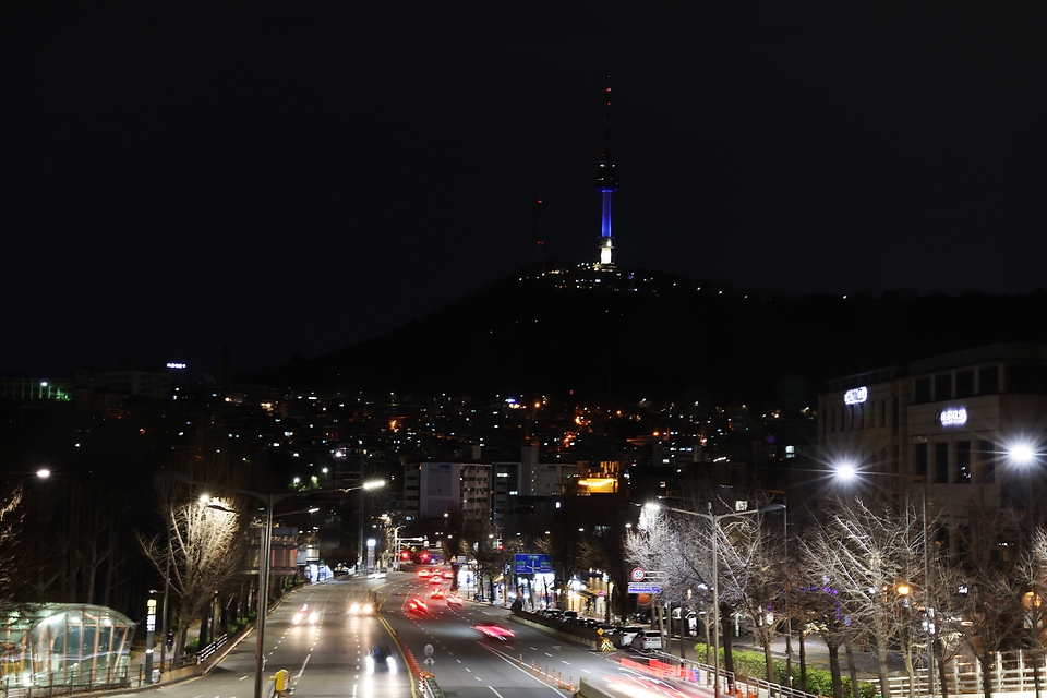 <p>에너지 극복을 위한 범국민 '에너지 다이어트 10'  캠페인이 12월부터 본격 시행된다. 서울의 주요 랜드마크 건물 남산타워, 롯데월드타워, 신세계백화점, 롯대백화점 등이 경관 조명 소등시간을 앞당기는 등 자발적으로 에너지 절약에 동참한다. 사진은 29일 서울 남산타워의 모습.</p>