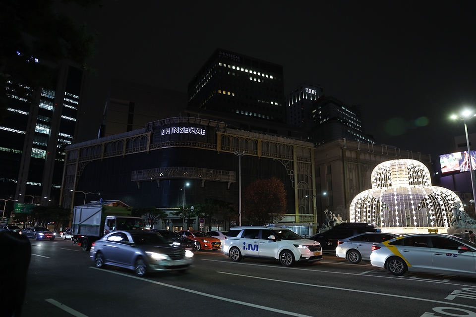 <p>에너지 극복을 위한 범국민 '에너지 다이어트 10'  캠페인이 12월부터 본격 시행된다. 서울의 주요 랜드마크 건물 남산타워, 롯데월드타워,신세계백화점, 롯대백화점 등이  경관 조명 소등시간을 앞당기는 등 자발적으로 에너지 절약에 동참한다. 사진은 29일 서울 중구 신세계백화점 본점 외벽에 성탄절로 꾸민 불빛.</p>