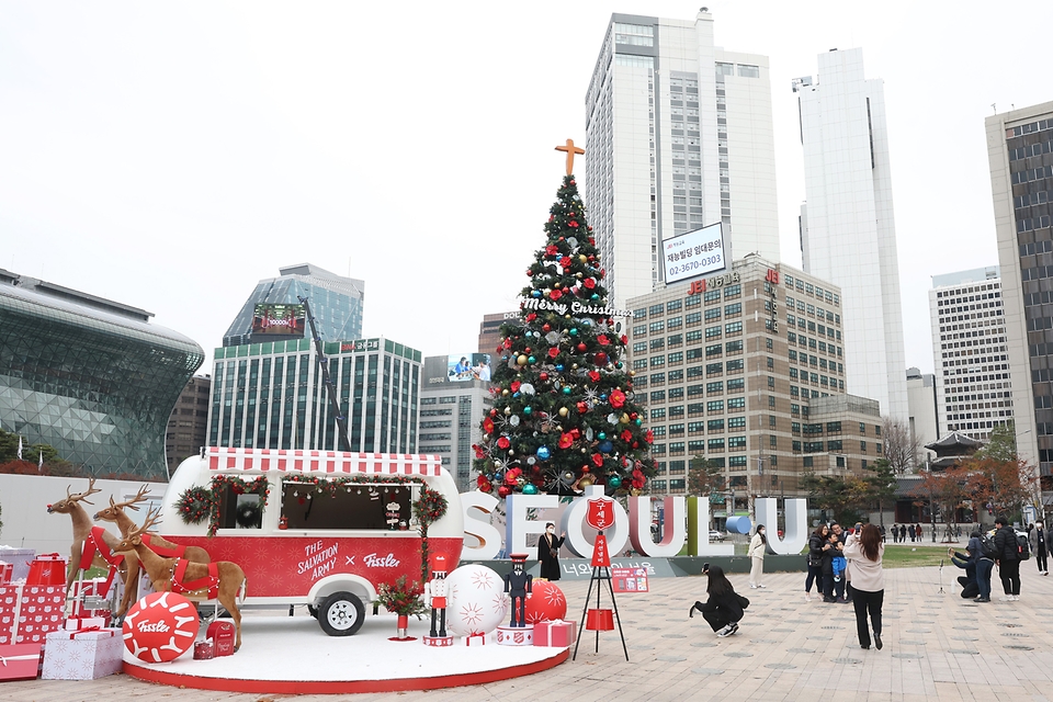 <p>29일 오후 서울광장에  찾아가는 나눔 카페가 운영되고 있다. 연말까지 한 달간 시민들에게 따뜻한 커피를 나누고 기부 문화를 전한다.</p>