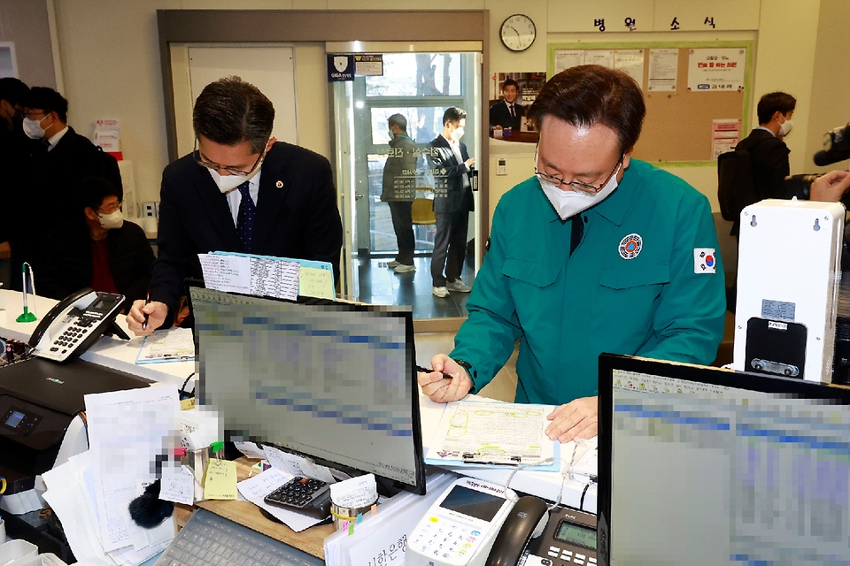 조규홍 보건복지부 장관이 30일 서울 의원급 의료기관을 방문해 문진표를 작성하고 있다.