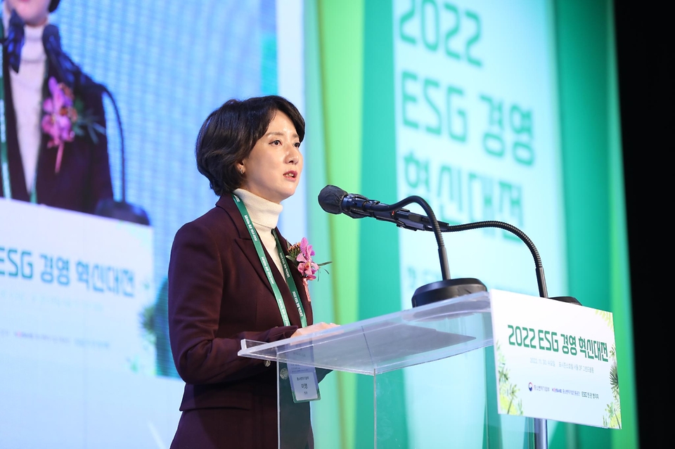 이영 중소벤처기업부 장관이 30일 서울 종로구 포시즌스호텔에서 열린 ‘2022 ESG 경영혁신대전’에서 축사를 하고 있다.