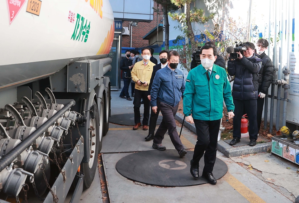 이창양 산업통상자원부 장관이 30일 서울 동작구의 한 주유소를 방문해 긴급수송체계 가동현황을 점검하고 있다.
