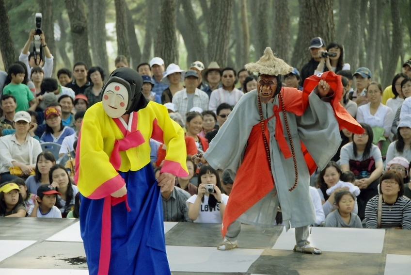 유네스코 무형유산위원회는 ‘한국의 탈춤’이 강조하는 보편적 평등의 가치와 사회 신분제에 대한 비판이 오늘날에도 여전히 의미가 있는 주제이며, 각 지역의 문화적 정체성에 상징적인 역할을 하고 있다는 점 등을 높이 평가했다. 