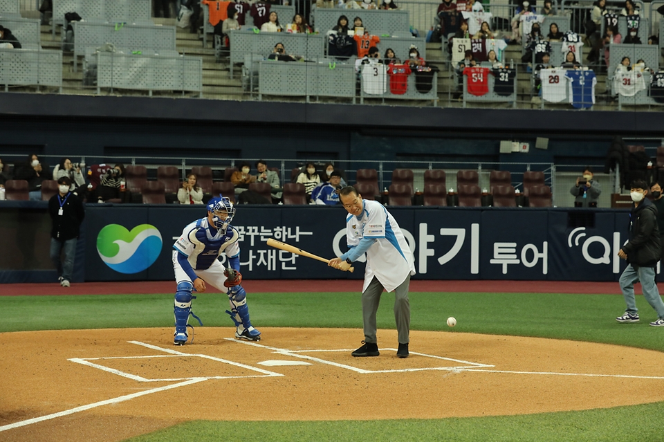 권영세 통일부 장관이 3일 서울 구로구 고척스카이돔에서 열린 ‘2022 희망더하기 자선야구대회’에 참석해 시타를 하고 있다.