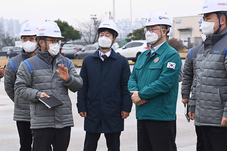 박일준 산업통상자원부 2차관이 3일 충남 천안시 대한송유관공사 천안저유소를 방문해 현장 관계자에게 상황 보고를 받고 있다.