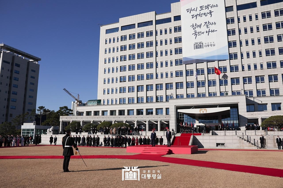 5일 서울 용산구 대통령실 청사 앞 잔디마당에서 윤석열 대통령이 참석한 가운데 응우옌 쑤언 푹 베트남 국가주석 공식 환영식이 열리고 있다.