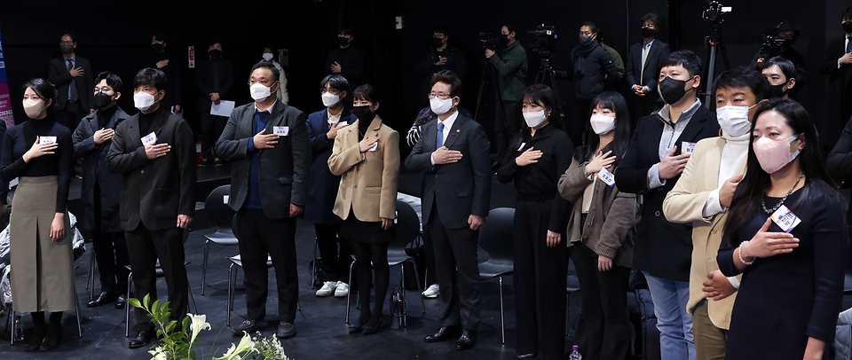 박보균 문화체육관광부 장관이 5일 서울 용산구 국립극단 소극장 판에서 열린 문화체육관광부 2030 자문단 발대식에 참석해 국기에 대한 경례를 하고 있다.