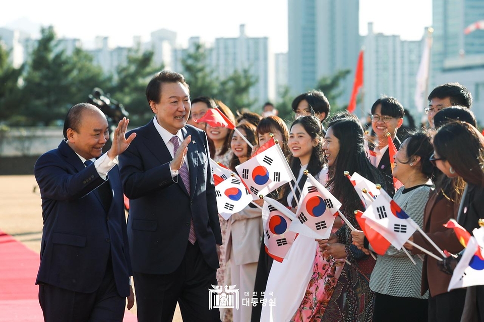 윤석열 대통령과 응우옌 쑤언 푹 베트남 국가주석이 5일 서울 용산구 대통령실 청사에서 열린 공식 환영식에서 양국 국기를 든 환영 인사들에게 인사하고 있다.