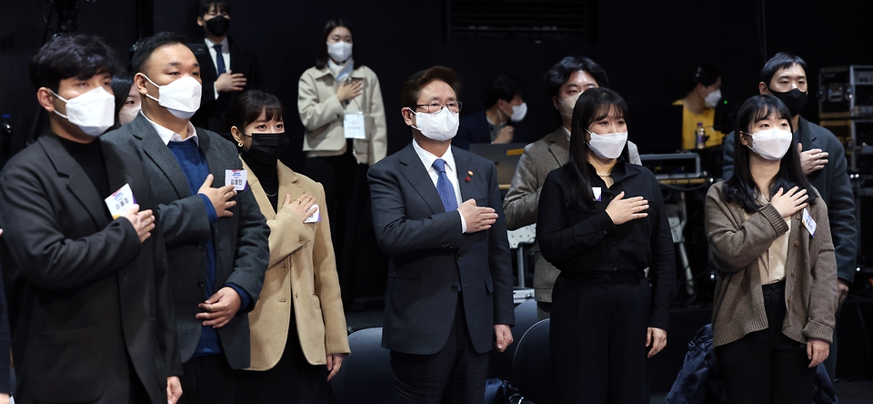 박보균 문화체육관광부 장관이 5일 서울 용산구 국립극단 소극장 판에서 열린 문화체육관광부 2030 자문단 발대식에 참석해 국기에 대한 경례를 하고 있다.