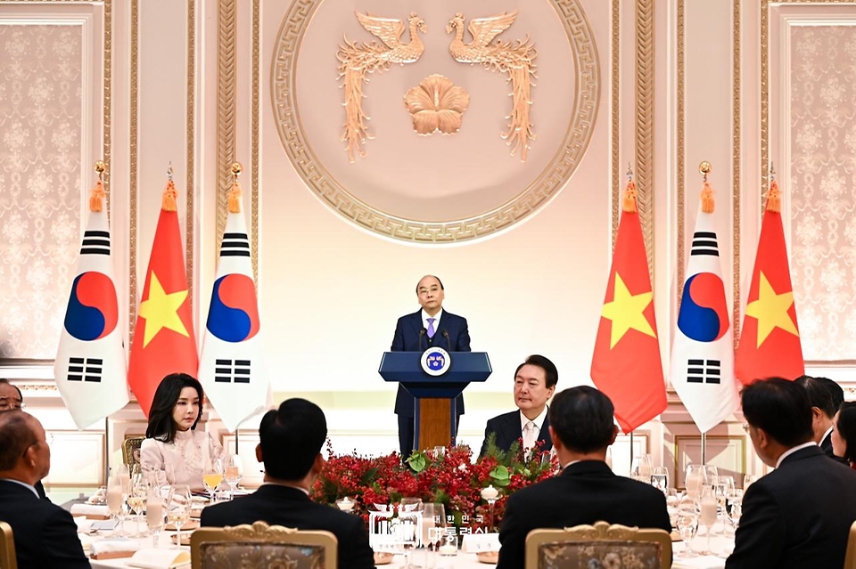 윤석열 대통령이 5일 서울 종로구 청와대 영빈관에서 열린 응우옌 쑤언 푹 베트남 국가주석 국빈 만찬에서 만찬사를 하고 있다. 
