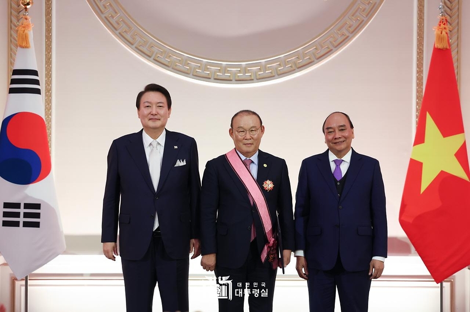 윤석열 대통령과 응우옌 쑤언 푹 베트남 국가주석이 5일 서울 종로구 청와대 영빈관에서 열린 국빈만찬에서 한-베트남 수교 30주년을 맞아 박항서 베트남 축구 국가대표팀 감독에게 수교훈장 흥인장을 수여한 뒤 기념촬영을 하고 있다. 