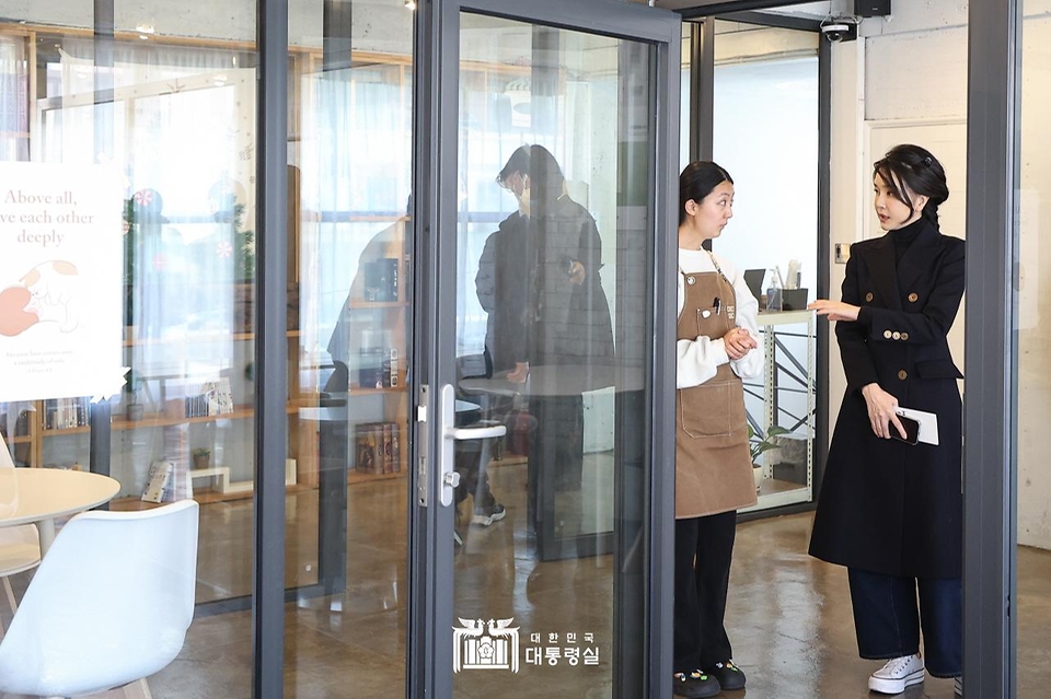 김건희 여사가 8일 부산 금정구 부산대역 인근 ‘몽실커피’를 방문해 자립준비청년들과 대화를 나누고 있다. 