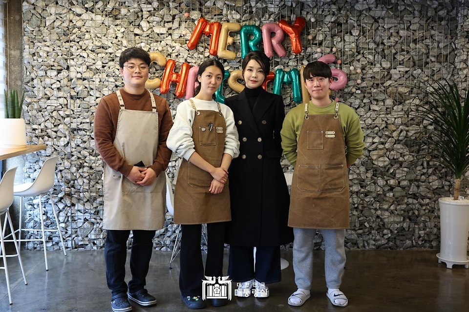 김건희 여사가 8일 부산 금정구 부산대역 인근 ‘몽실커피’를 방문해 자립준비청년들과 기념촬영을 하고 있다. 