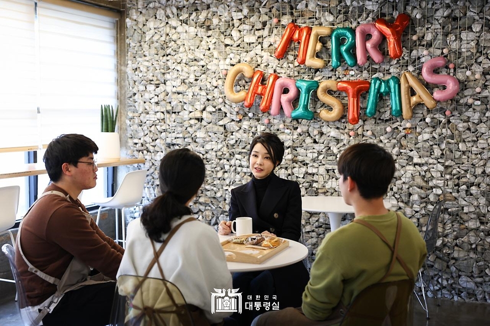 김건희 여사가 8일 부산 금정구 부산대역 인근 ‘몽실커피’를 방문해 자립준비청년들의 이야기를 청취하고 있다. 