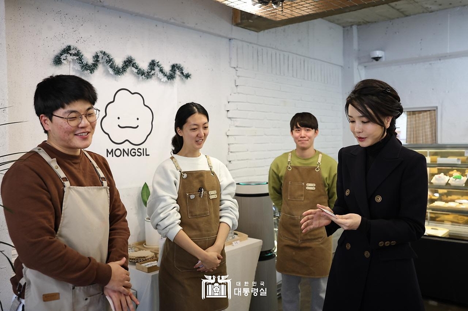 김건희 여사가 8일 부산 금정구 부산대역 인근 ‘몽실커피’를 방문해 자립준비청년들과 대화를 나누고 있다. 