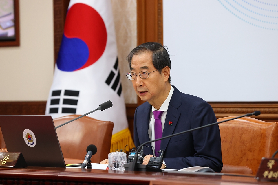 한덕수 국무총리가 8일 서울 종로구 정부서울청사에서 열린 제54회 임시 국무회의에서 모두발언을 하고 있다. 