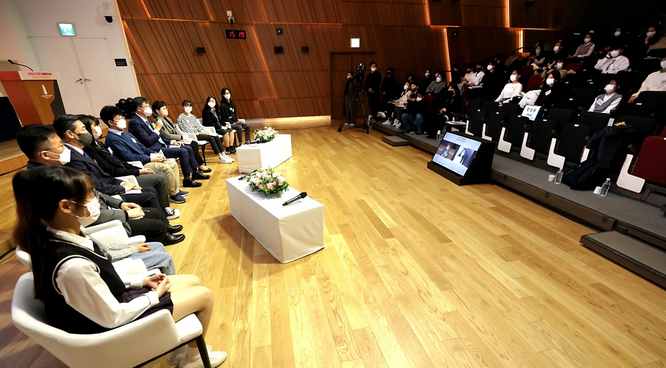 이기일 보건복지부 차관이 10일 서울 중구 페럼타워에서 열린 ‘아동과 함께 만들어가는 아동기본법 토론회’에서 참석자들과 대화하고 있다.
