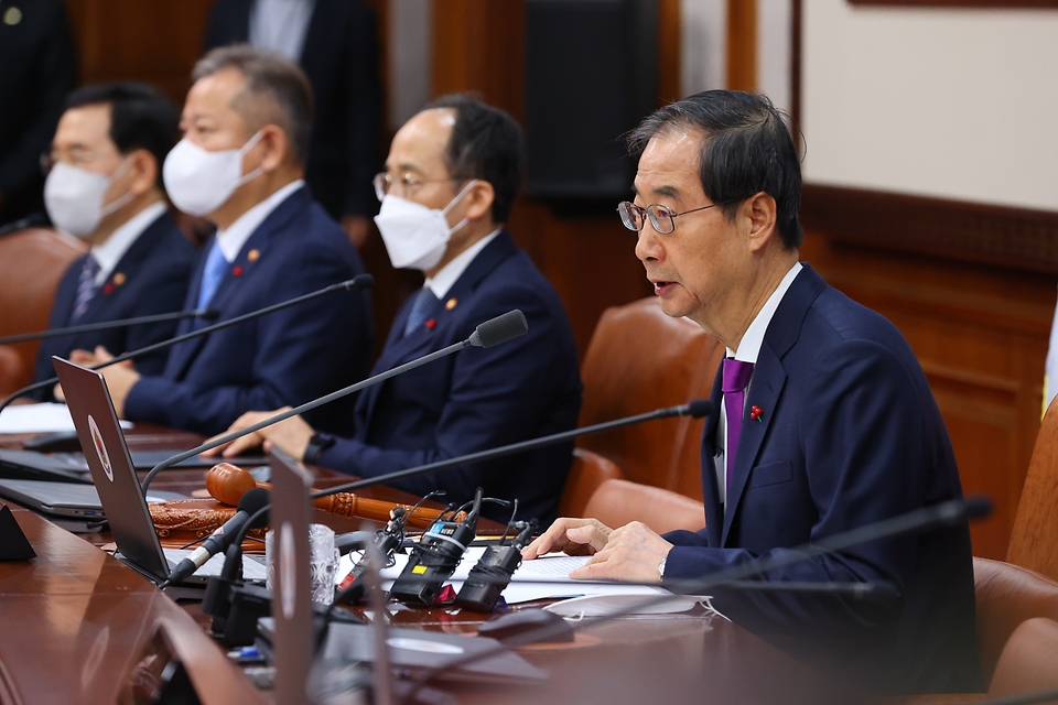 한덕수 국무총리가 8일 서울 종로구 정부서울청사에서 열린 제54회 임시 국무회의에서 모두발언을 하고 있다. 
