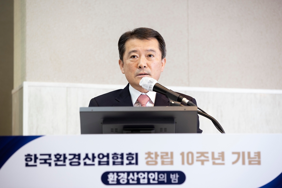 유제철 환경부차관이 15일 오후 서울 중구 프레지던트호텔에서 열린 한국환경산업협회 창립 10주년 기념식에 참석해 축사를 하고 있다.