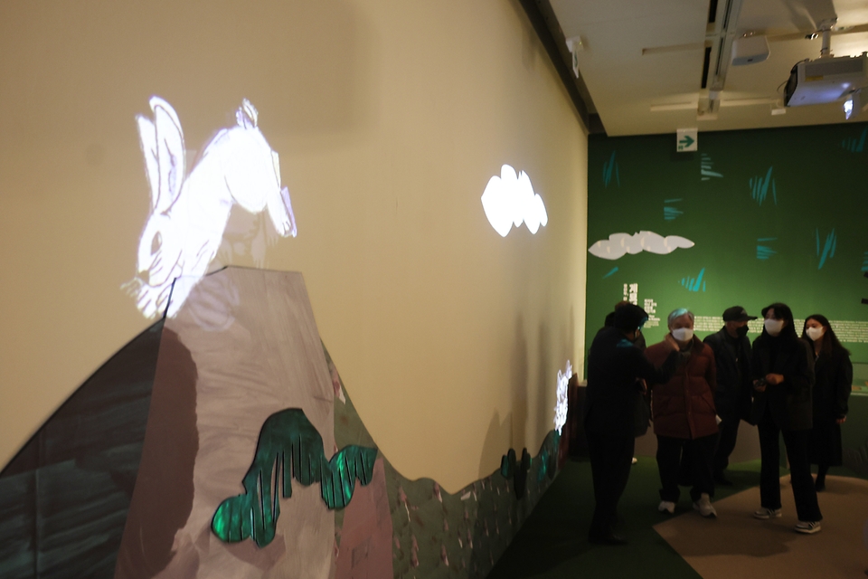 <p>14일 서울 종로구 국립민속박물관에서 열린 특별전 ‘새해, 토끼 왔네’에서 오아란 학예연구사가 전시를 소개하고 있다. 국립민속박물관은 매년 연말연시에 띠동물 특별전을 열고 있다. 이번 전시는 오는 3월 6일까지 이어진다.</p> 