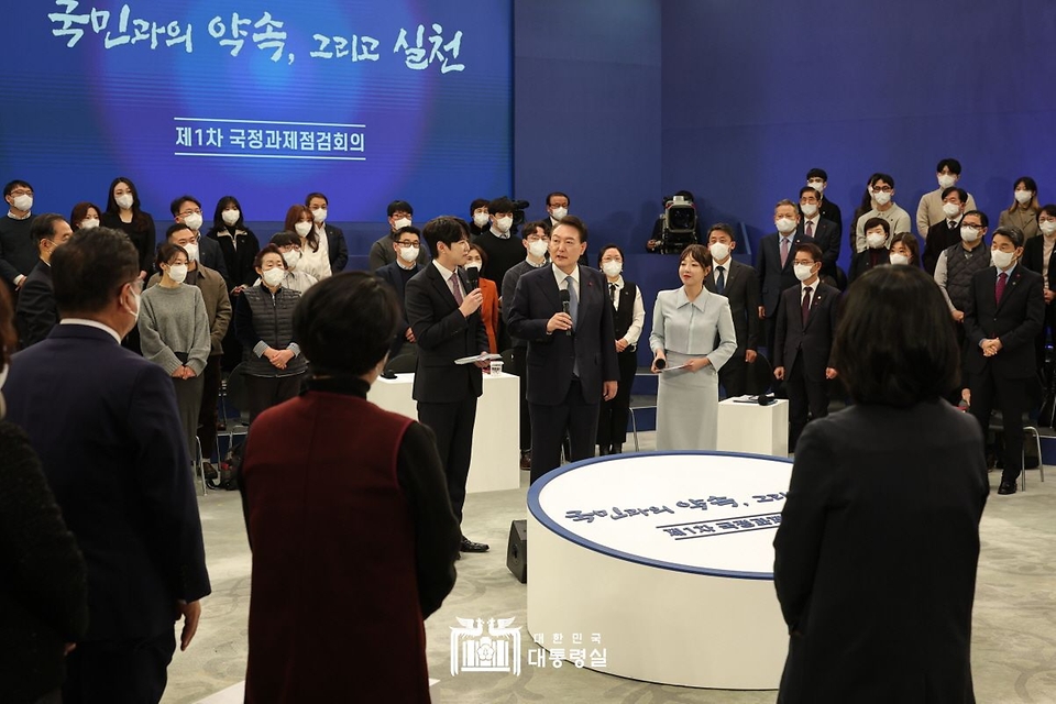 윤석열 대통령이 15일 서울 청와대 영빈관에서 열린 제1차 국정과제 점검회의에서 참석자들과 대화하고 있다.