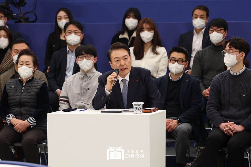 윤석열 대통령이 15일 서울 청와대 영빈관에서 열린 제1차 국정과제 점검회의를 주재하고 있다. 