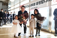 윤석열 대통령 부부, 사저 주민께 감사 인사 사진 5