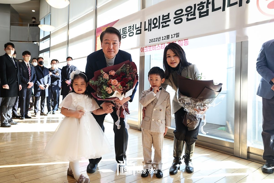 윤석열 대통령과 김건희 여사가 17일 주민들에게 감사 인사를 하기 위해 서울 서초구 아크로비스타 사저를 찾아 어린이들과 기념촬영을 하고 있다. 