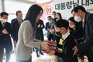 윤석열 대통령 부부, 사저 주민께 감사 인사 사진 4
