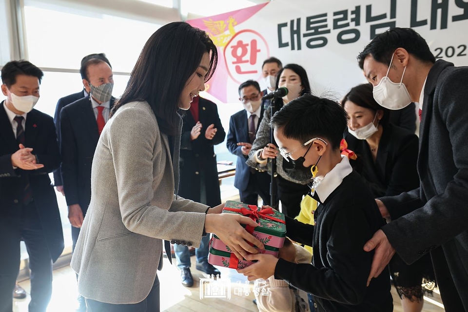윤석열 대통령 부인 김건희 여사가 17일 서울 서초구 아크로비스타 사저를 찾아 주민들에게 감사인사를 하고 어린이에게 쿠키를 선물하고 있다.