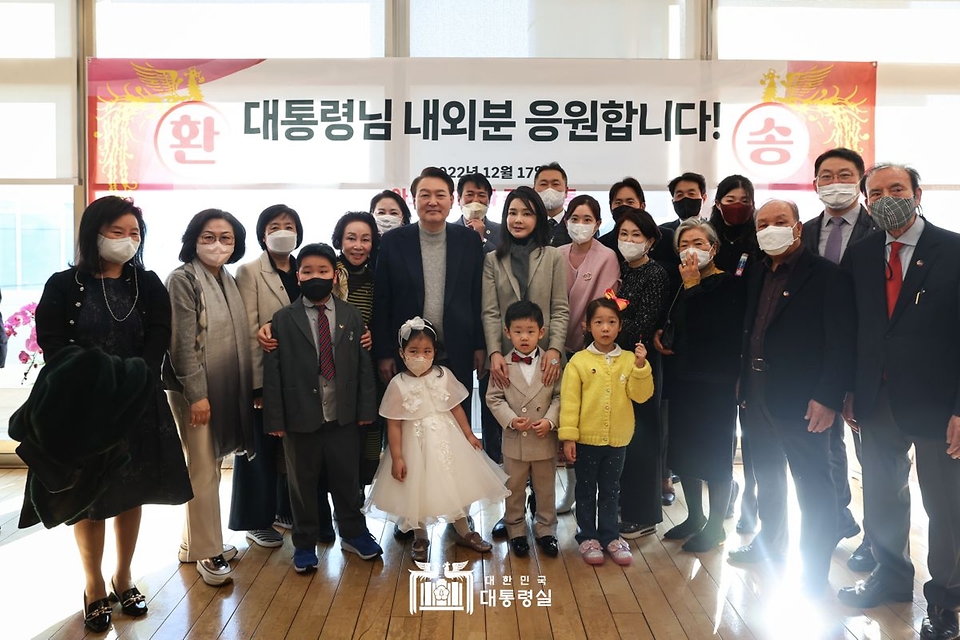윤석열 대통령과 김건희 여사가 17일 서울 서초구 아크로비스타 사저를 찾아 주민들에게 감사 인사를 한 뒤 기념촬영을 하고 있다. 