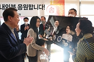 윤석열 대통령 부부, 사저 주민께 감사 인사 사진 7