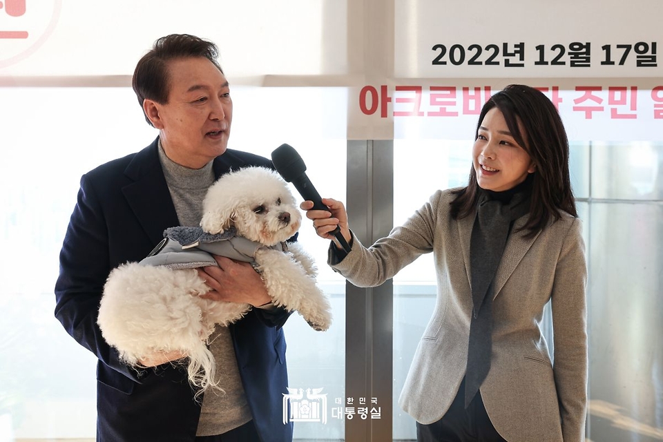 윤석열 대통령과 김건희 여사가 17일 서울 서초구 아크로비스타 사저를 찾아 주민들에게 감사 인사를 하고 있다. 